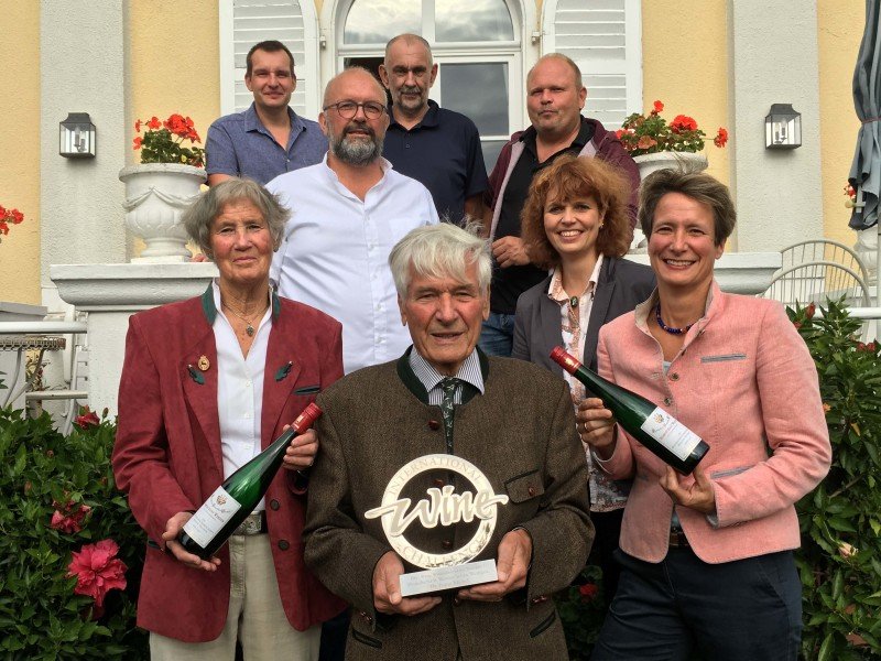 Das Team des Weingutes Domdechant Werner zur Preisverleihung des "Winemaker of the year 2017".