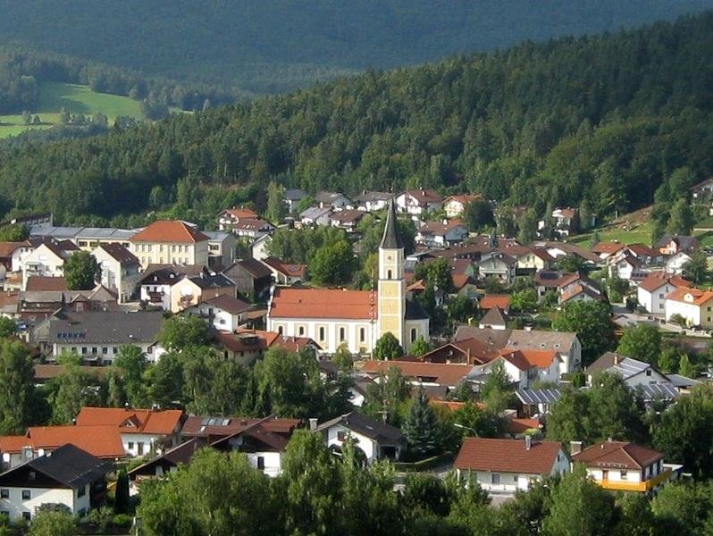 Thurmansbang liegt inmitten der langgestreckten Mittelgebirgslandschaft des Bayerischen Waldes zwischen Passau und dem Nationalpark Bayerischer Wald.