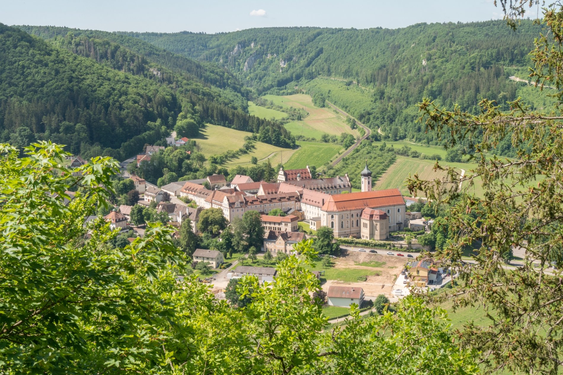 Aussicht vom Spaltfelsen auf das Kloster Beuron