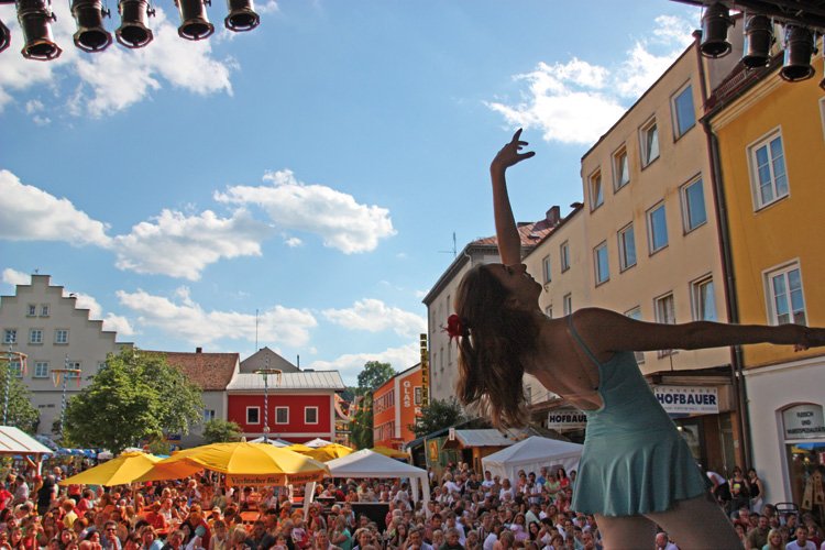 Tänzerin am Stadtplatz beim Viechtacher Bürgerfest