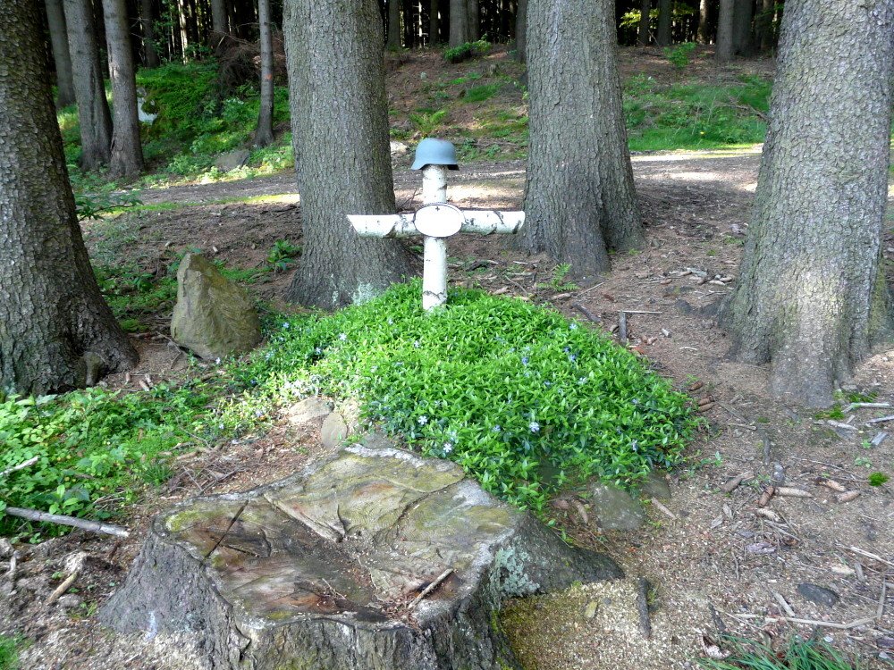 Kreuz mit Stahlhelm am Napoleonweg in Waldmünchen