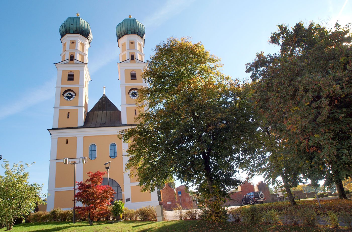 Der doppeltürmige Barockbau der Wallfahrtskirche Gartlberg