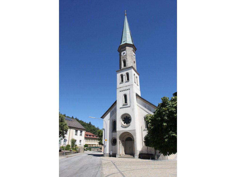 Blick auf die Pfarrkirche ST. ULRICH in Büchlberg im südlichen Bayerischen Wald