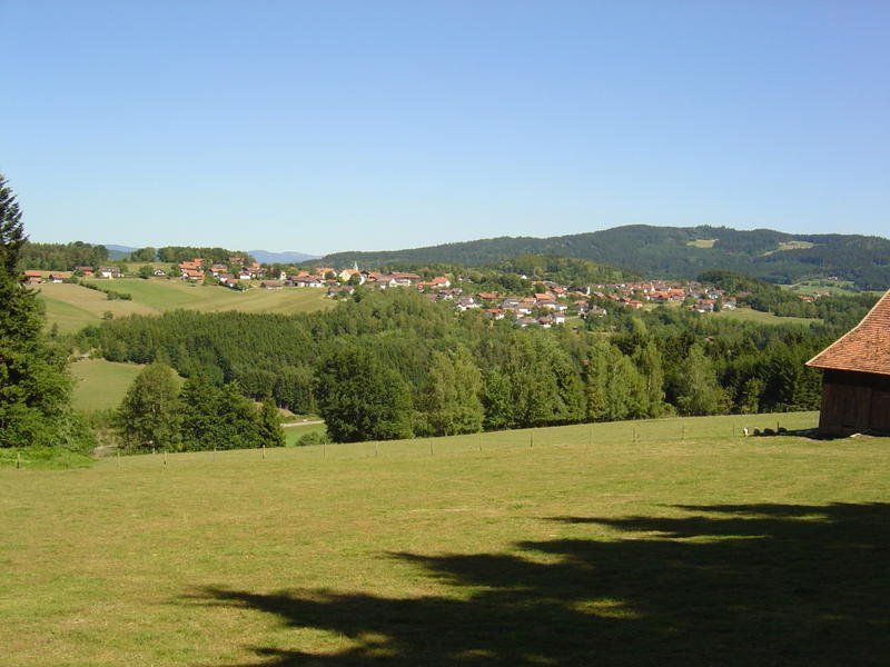 Im nördlichen Teil des Landkreises Straubing-Bogen, nahe der Städte Viechtach und Bad Kötzting liegt der staatl. anerkannte Erholungsort Rattenberg. Der Ort liegt 500 m ü. M. an einem Südhang.