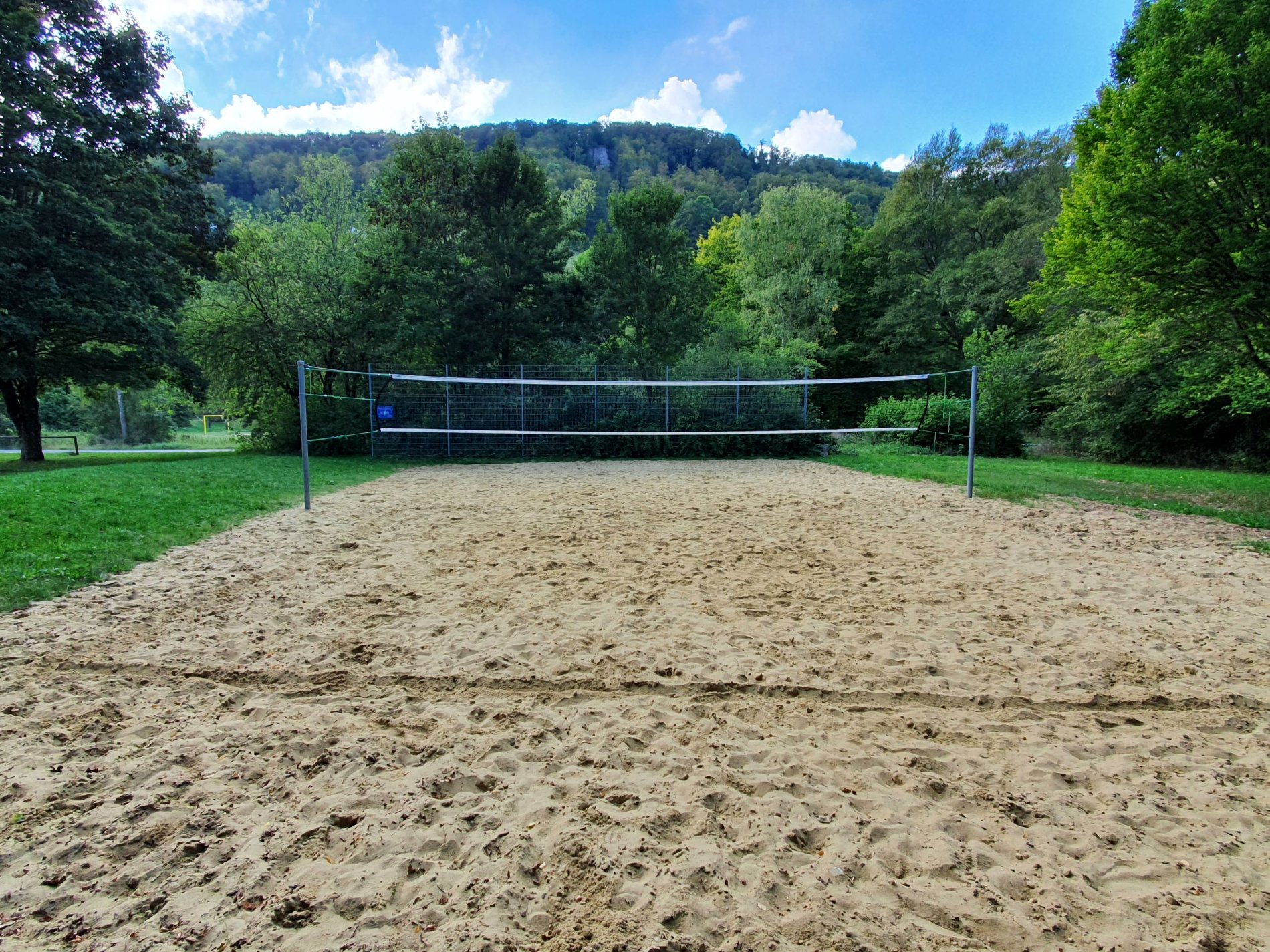 Volleyballplatz ehem. Freibad-Super großes Feld zum Spielen!