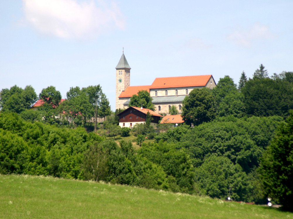 Blick auf die Pfarr- und Wallfahrtskirche ST. ÄGIDIUS in Wollaberg bei Jandelsbrunn