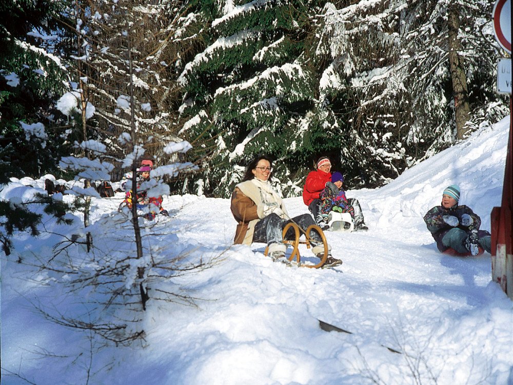 Familien-Winterspaß beim Rodeln in Rabenstein bei Zwiesel im ARBERLAND Bayerischer Wald