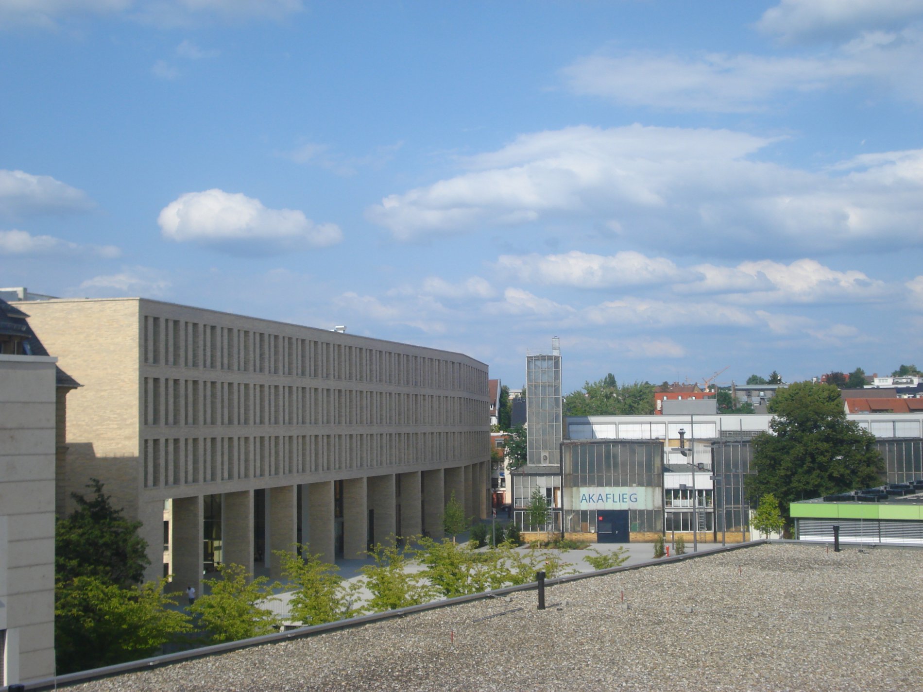 Am linken Bildrand das große Gebäude der Universitäts- und Landesbibliothek, aus hellem Stein, mit Säulengang unten und dre Fensterreihen aus vielen gleichmäßigen Fenstern.