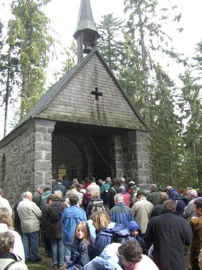Kapelle mit vielen Menschen davor