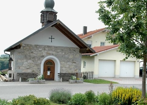 Blick auf die Dorfkapelle in Hönigsgrub in der Gemeinde Rinchnach