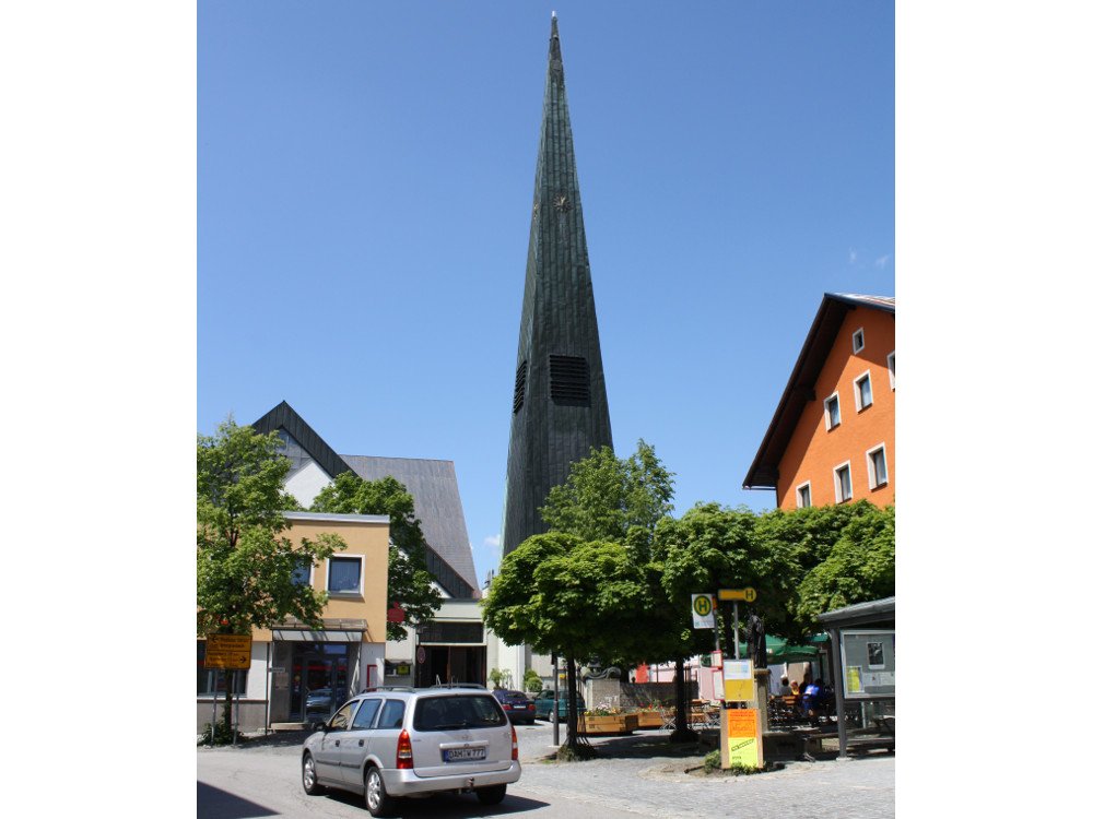 Blick auf die Pfarrkirche SANKT JOHANNES DER TÄUFER in Wegscheid
