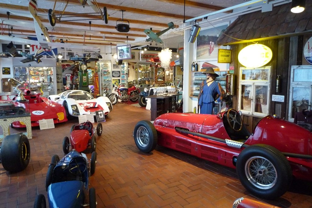 Innenansicht des Auto- und Spielzeugmuseums Boxenstop mit verschiedenen Modellen und Oldtimerautos