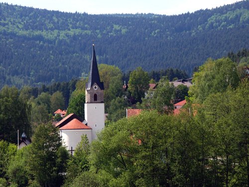 Blick auf die Pfarrkirche in Achslach im ArberLand Bayerischer Wald