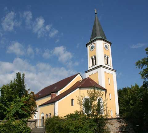 Blick auf die Pfarrkirche in Gleißenberg im Naturpark Oberer Bayerischer Wald