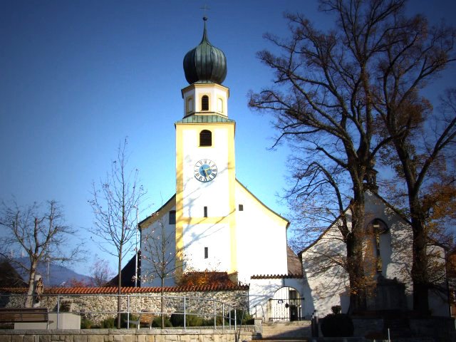 Blick auf die Pfarrkirche ST. MICHAEL und Seelenkapelle (rechts) in Rimbach im Kötztinger Land