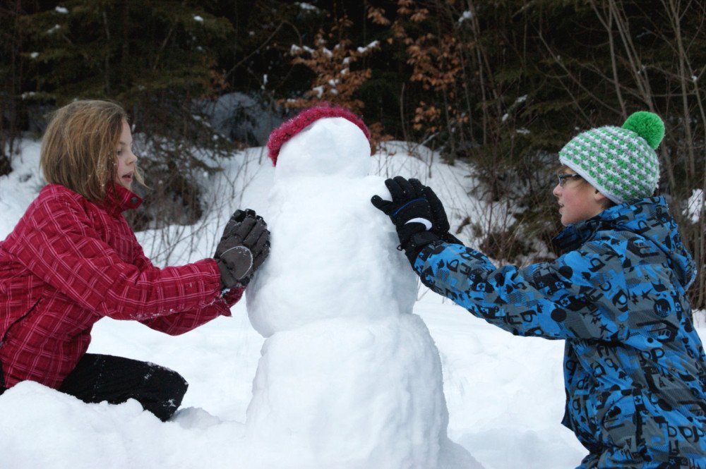 Kinderspaß beim Schneemann bauen bei der Rodelbahn in Bayerisch Eisenstein