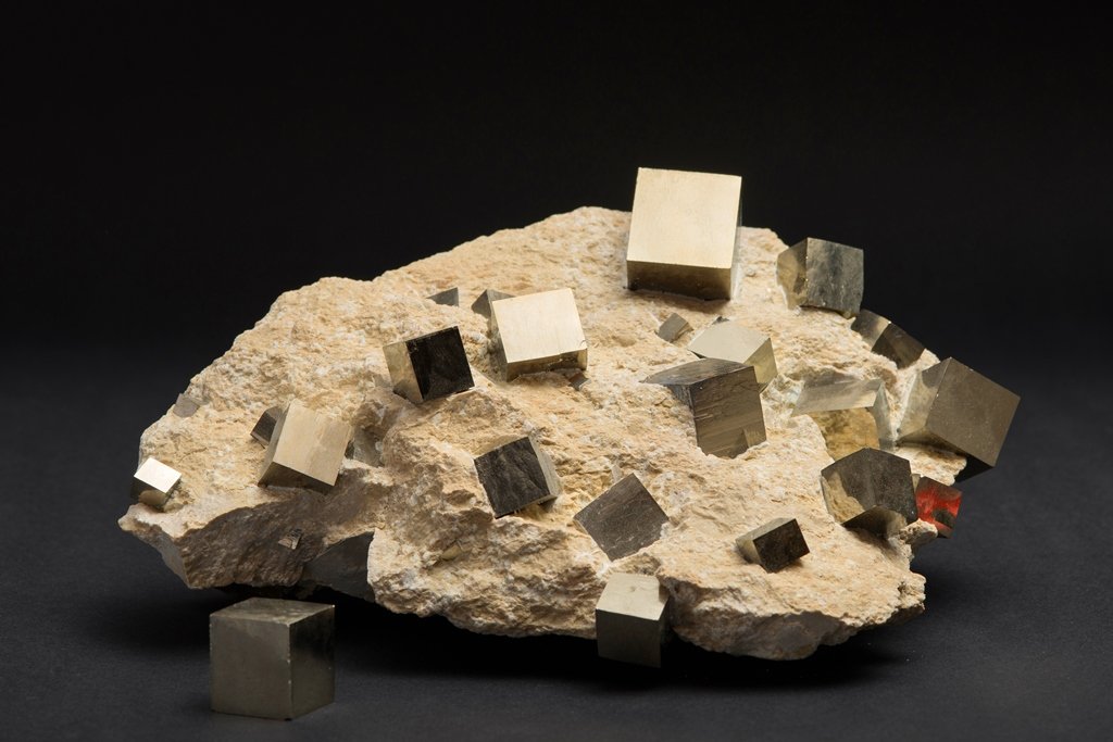 In Sandstein eingeschlossene Pyritwürfel in der mineralogischen Sammlung der Universität Tübingen