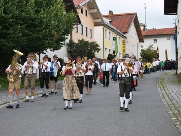 Musikalische Begleitung der Innernzeller Blaskapelle beim Volksfest in Innernzell