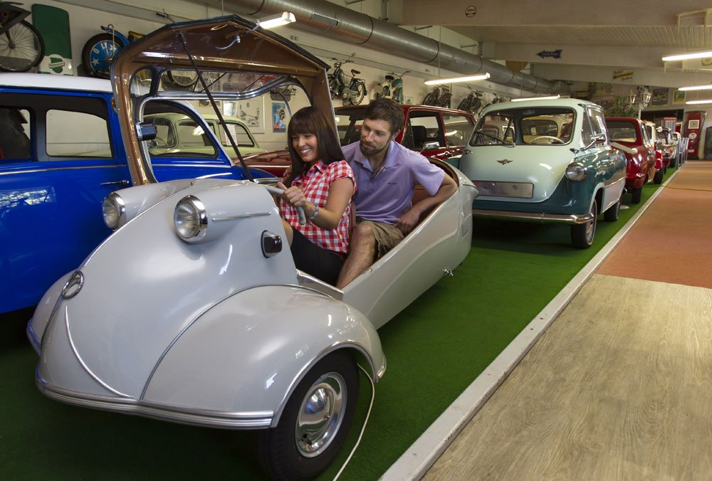 Im Fahrzeug- & Kunstmuseum Streicher gibt es Autos und Motorräder aus ganz unterschiedlichen Epochen zu bestaunen