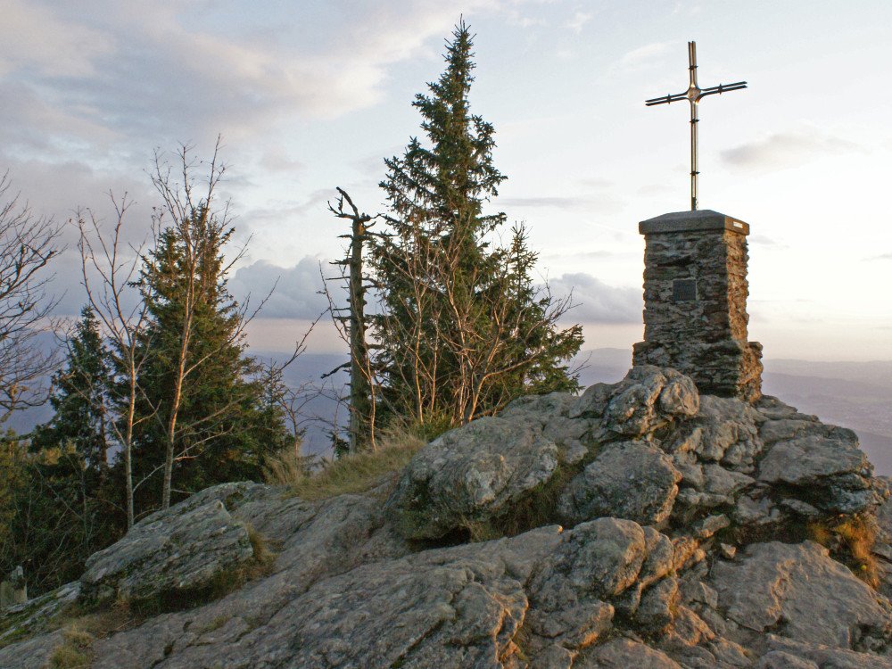 Beim Gipfelkreuz am Großen Falkenstein an einem Oktoberabend