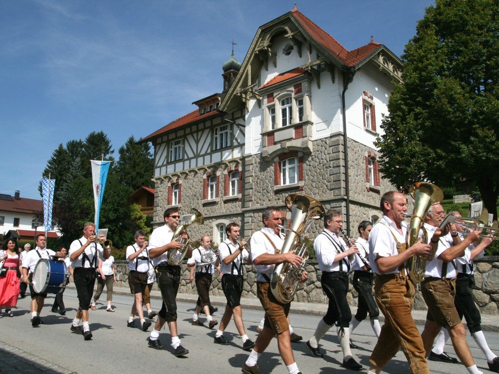 Die Blaskapelle beim Festzug am Rathaus vorbei zum Volksfest in Büchlberg
