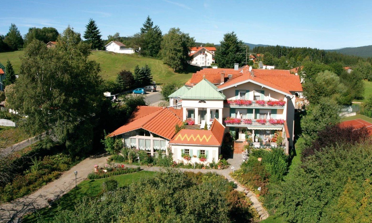 Blick auf das Feriengut Hotel Waldblick in St. Oswald am Nationalpark Bayerischer Wald