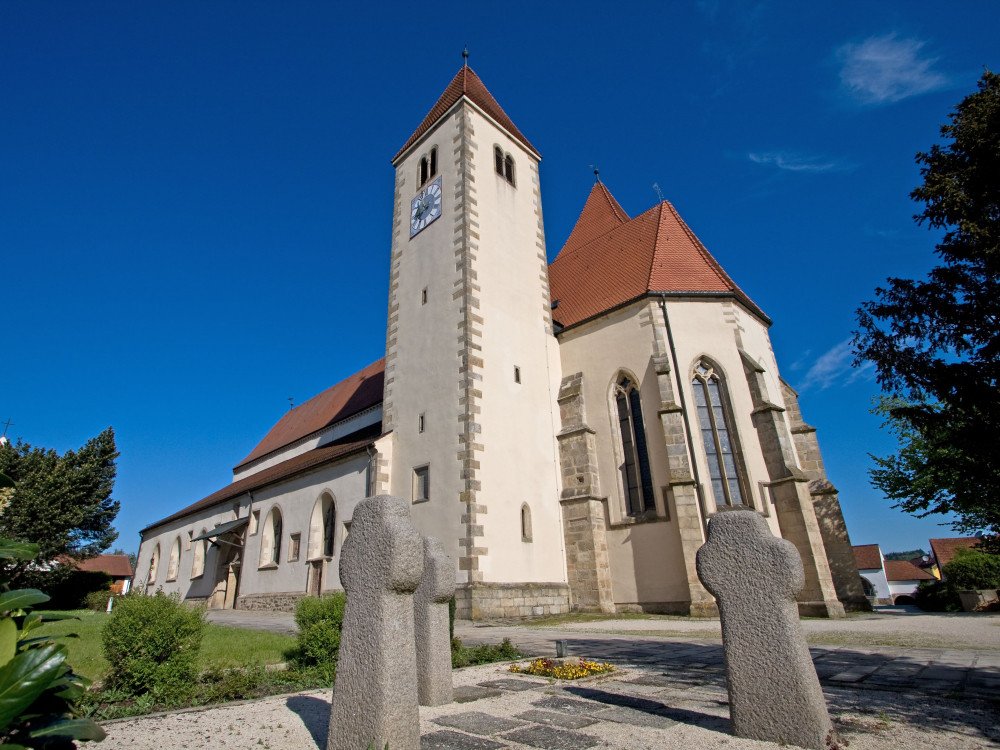 Blick auf die Pfarrkirche Chammünster, ein imposantes Kunstwerk bei Cham