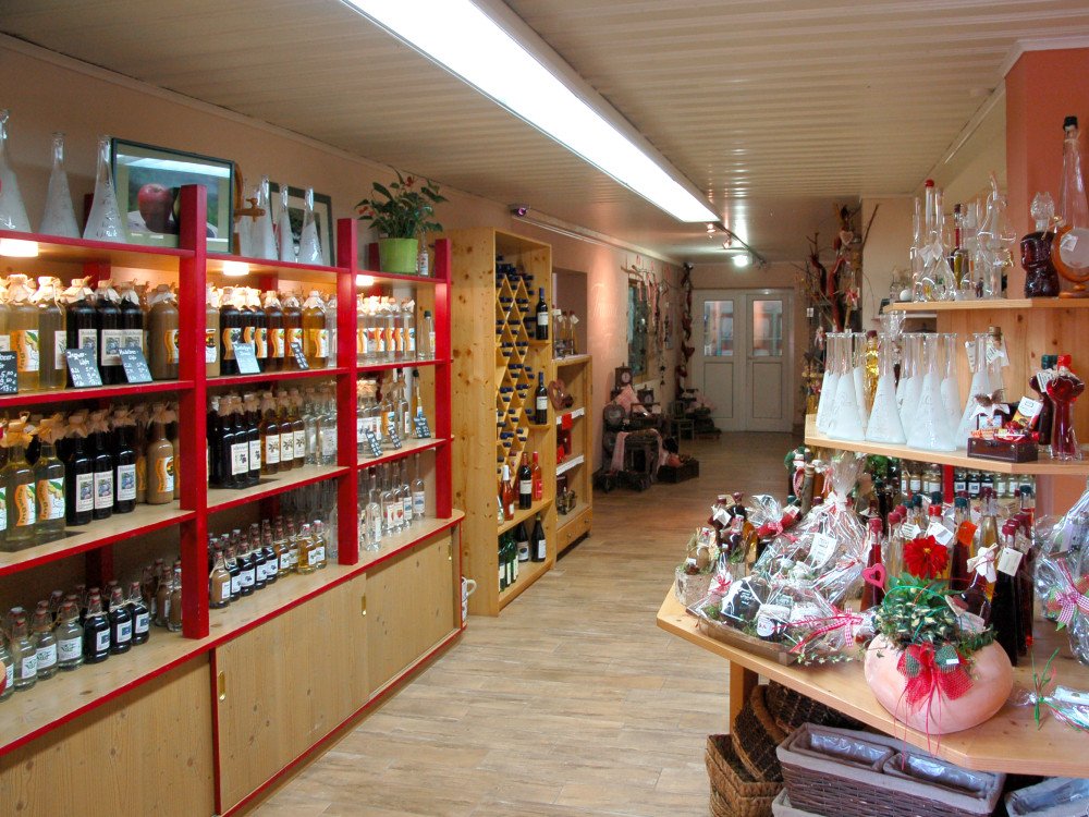 Große Auswahl an Schnäpsen im Laden der Obstbrennerei Meidinger in Eschlkam