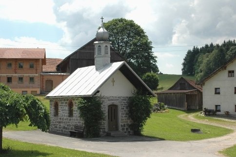 Blick auf die Dorfkapelle in Ried in der Gemeinde Rinchnach