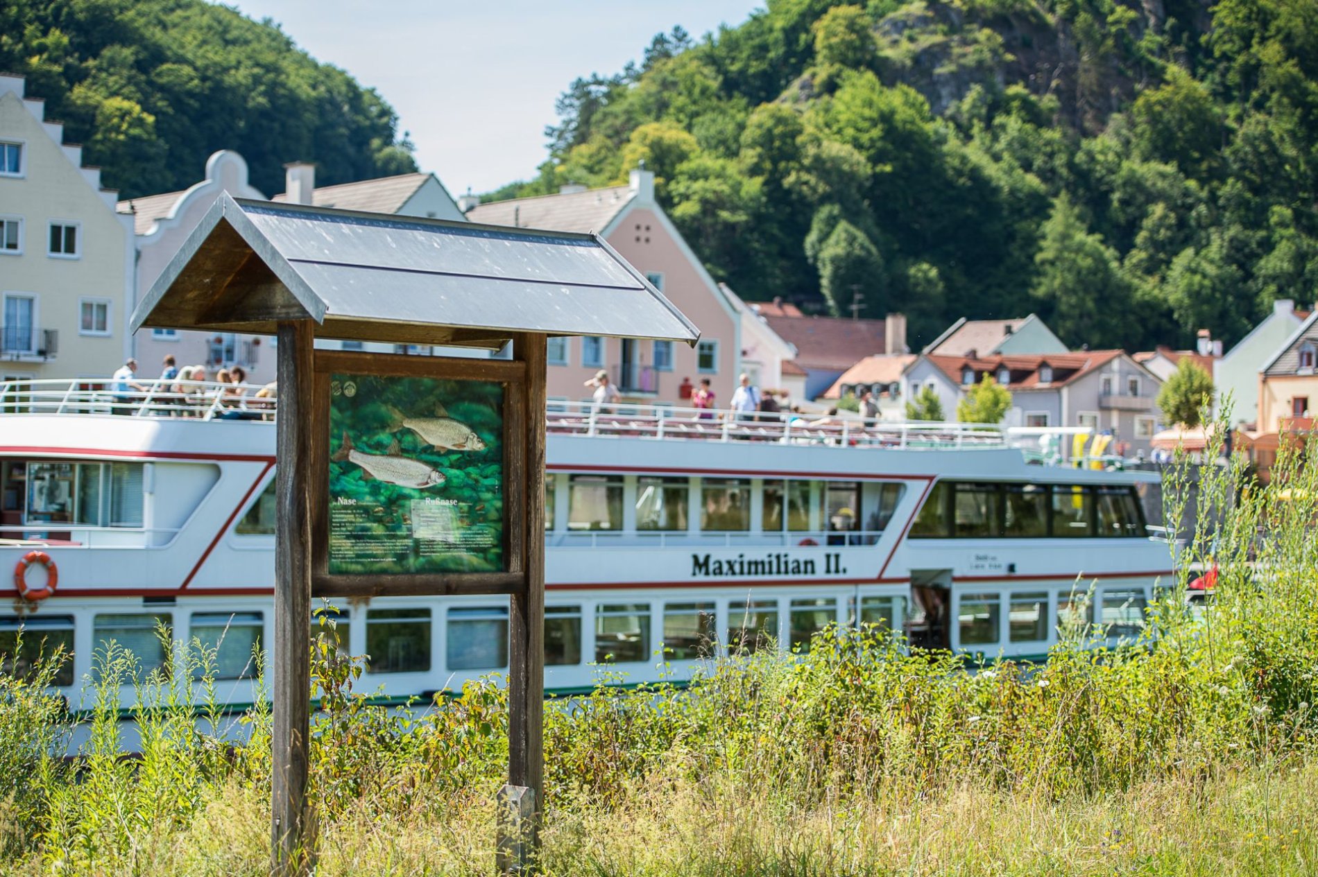 An der Uferpromenade in Riedenburg treffen Sie auf eine Info-Tafel des Fischerei- und Naturlehrpfads und oft auch auf ein Ausflugsschiff auf dem Main-Donau-Kanal.