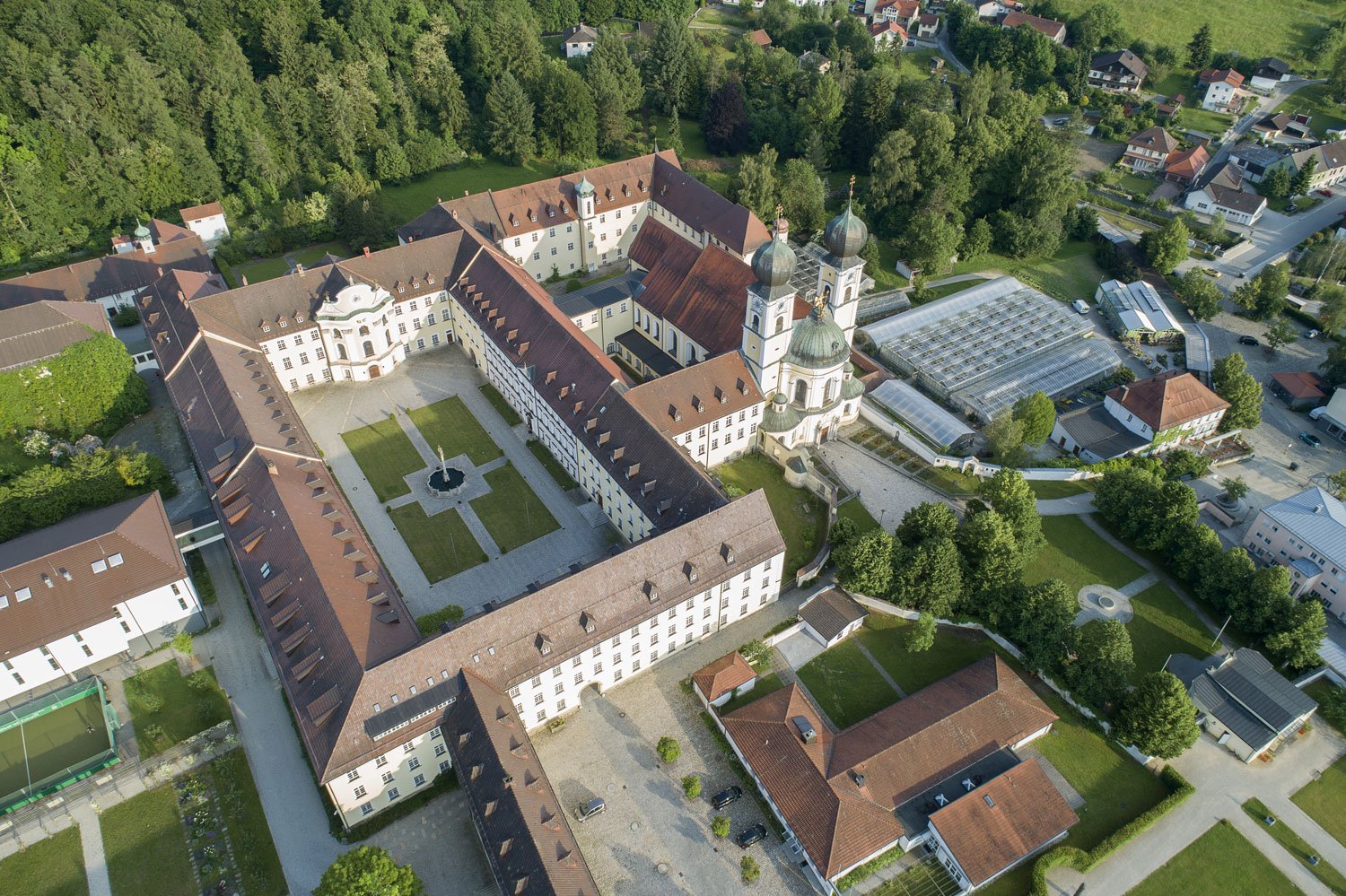 Luftbild von dem Kloster Metten