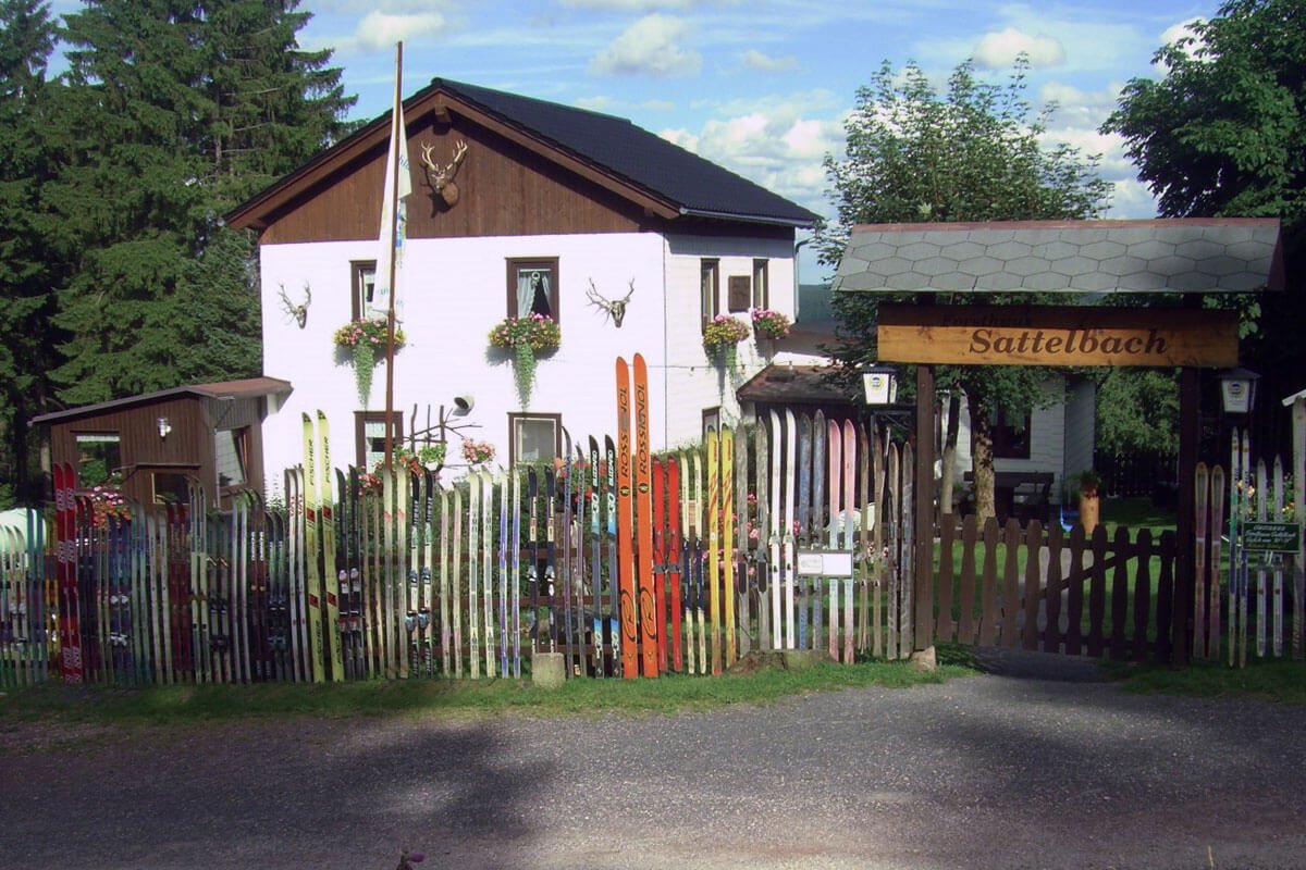 Blick auf das Forsthaus Sattelbach