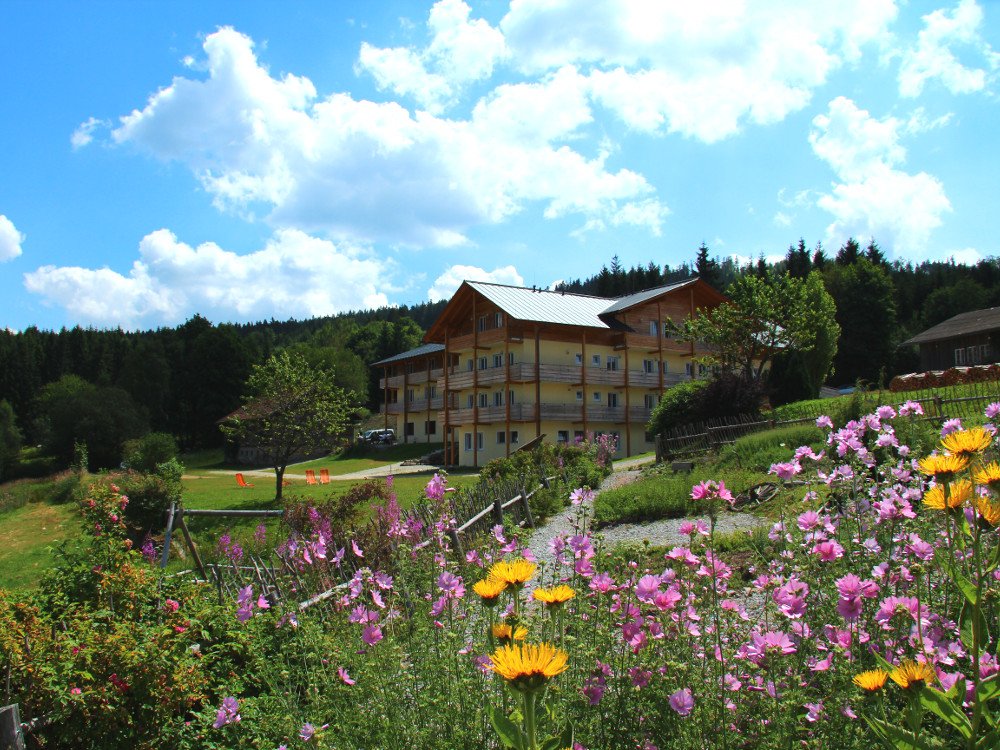 Blick auf den Berggasthof Mooshütte mit Kräutergarten am Fuße des Großen Arber