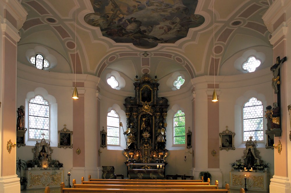 Innenraum der Sankt-Georgs-Kirche in Mitterfels im Bayerischen Wald