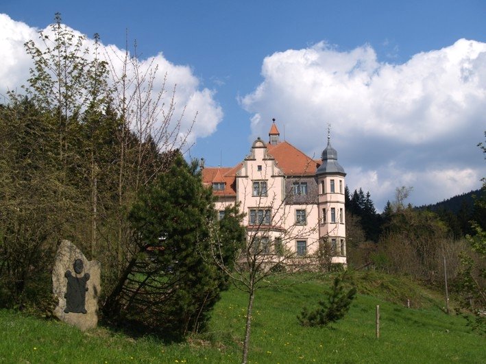 Blick auf das Märchen- und Gespensterschloss Lambach im Naturpark Oberer Bayerischer Wald