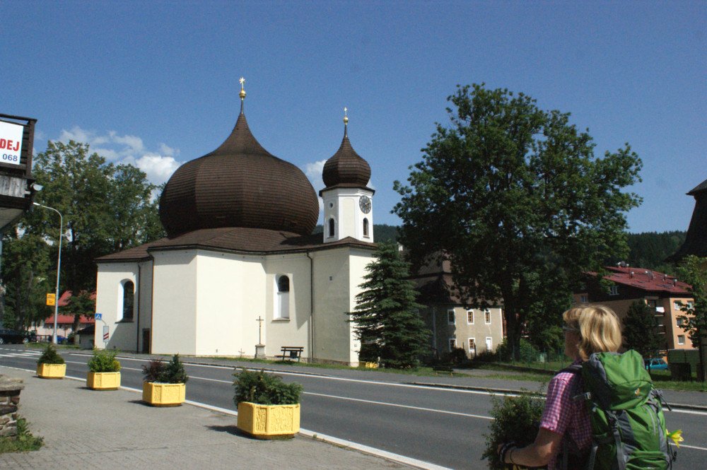 Blick auf die barocke Pfarrkirche in Železná Ruda (Markt Eisenstein)