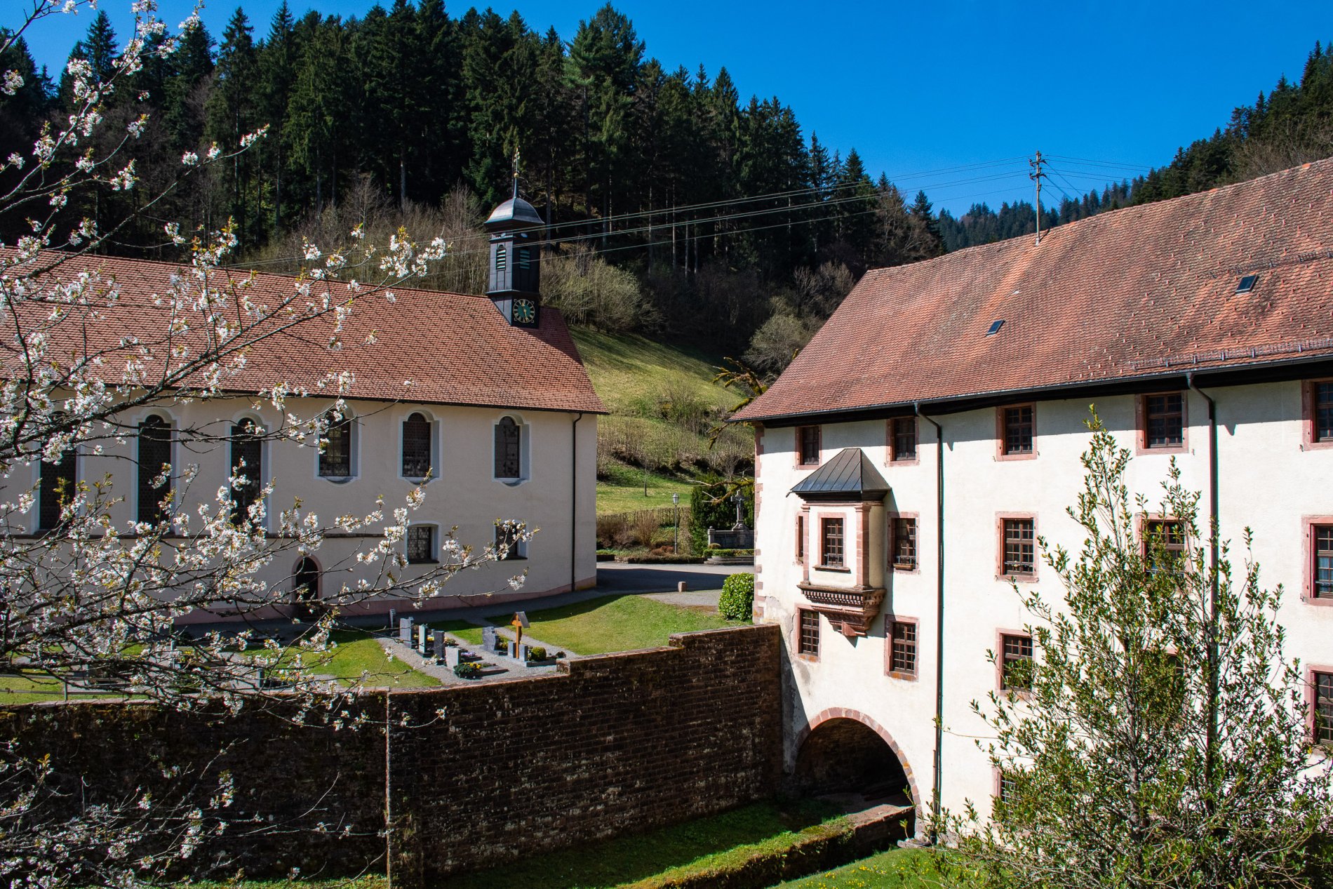Kloster Wittichen Gebäude aus Kirchensicht