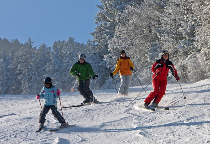 Wintererlebnis beim Alpinskifahren im Skigebiet Hohenbogen