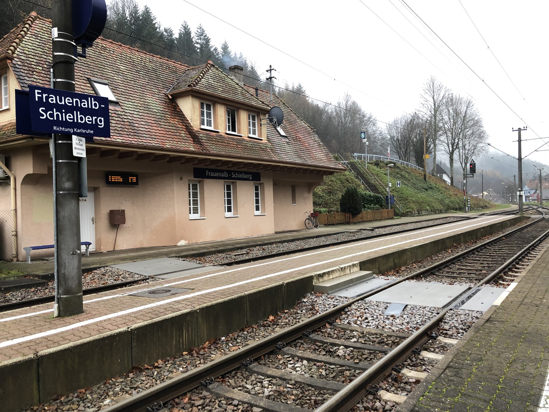 Zu sehen ist die Bahnhofseinfahrt des Bahnhof Frauenalb-Schielberg