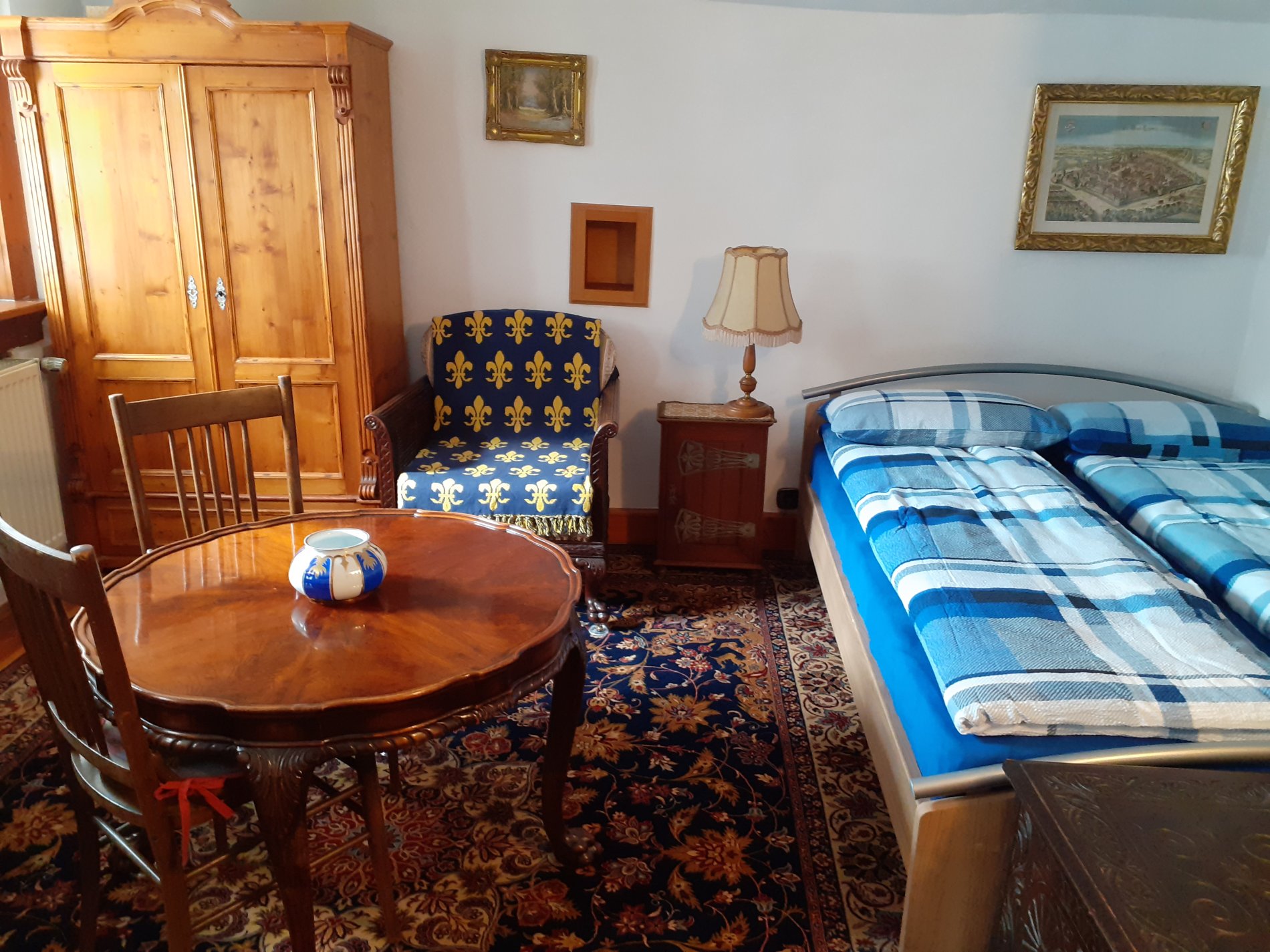 Schlafzimmer mit Doppelbett / Odenwald