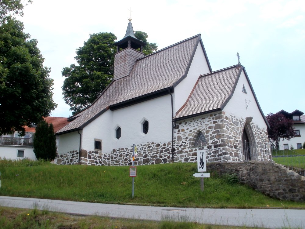 Die Filialkirche St. Maria im Wald im Bergdorf Waldhäuser