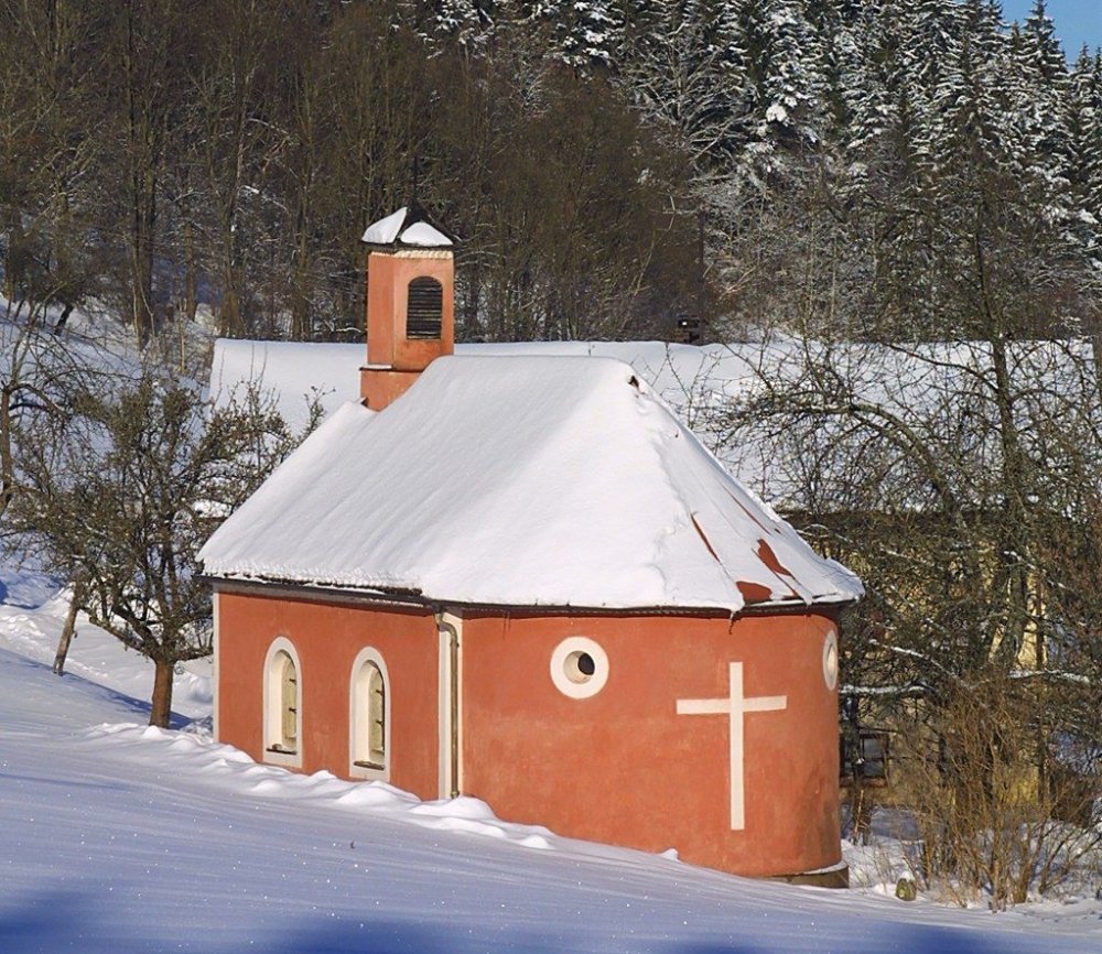 Blick auf die Kapelle Dornach am Baierweg in der Gemeinde Kollnburg im Winter