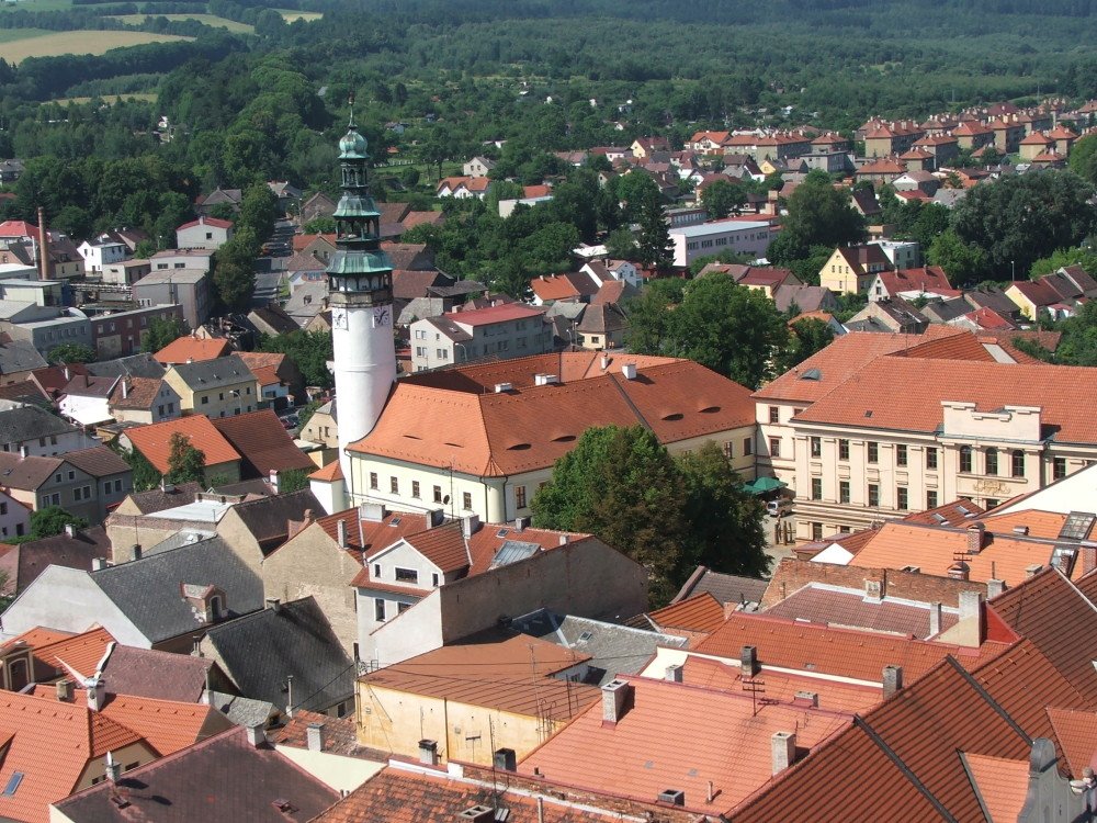 Blick von oben auf die böhmische Stadt Domazlice im Chodenland