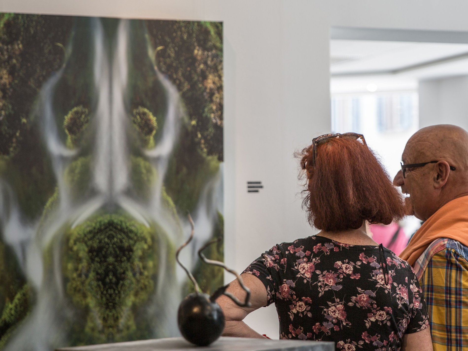Besucher betrachten in der Galerie ein Kunstwerk