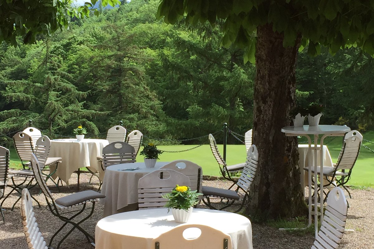 outdoor dining on the golf course