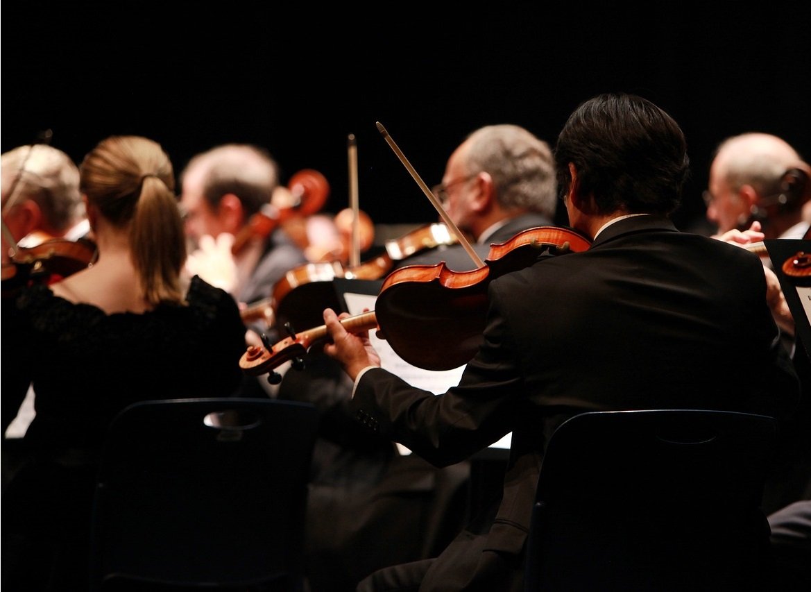 Musiker eines Orchesters während dem Konzert