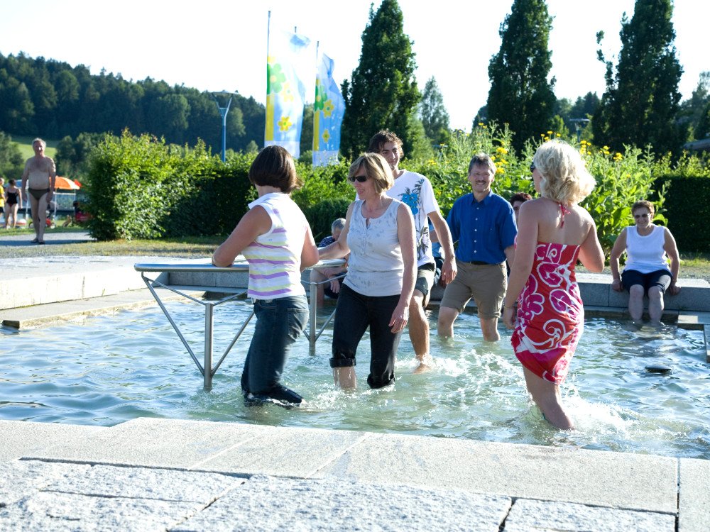 Spaß beim Wassertreten im Kurpark Erlauzwieseler See bei Waldkirchen