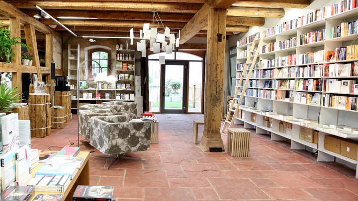 Bücher im Buchladen in der Rainhof Scheune