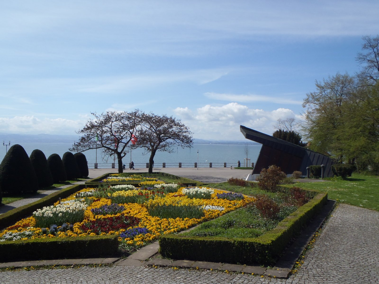 Blick auf die Uferpromenade in Friedrichshafen