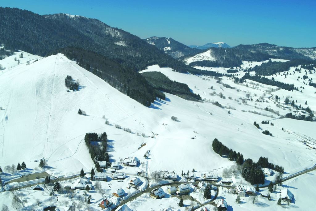 Blick auf das Skigebiet Köpfle und Spitzenberg von Bernau. Sie liegen beim Ortsteil Innerlehen.